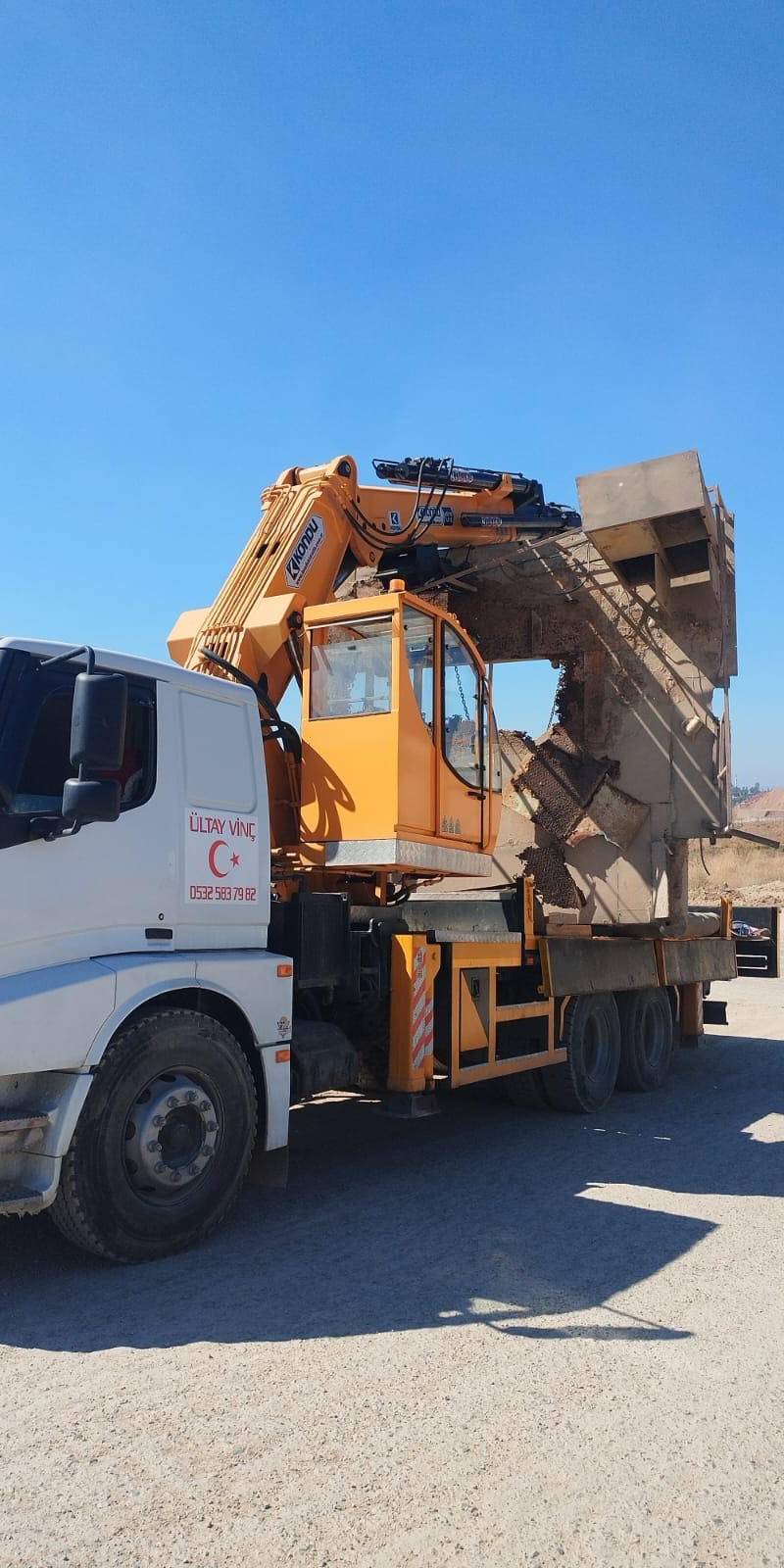 Vinç kolu ile yıkım enkazının kaldırılması