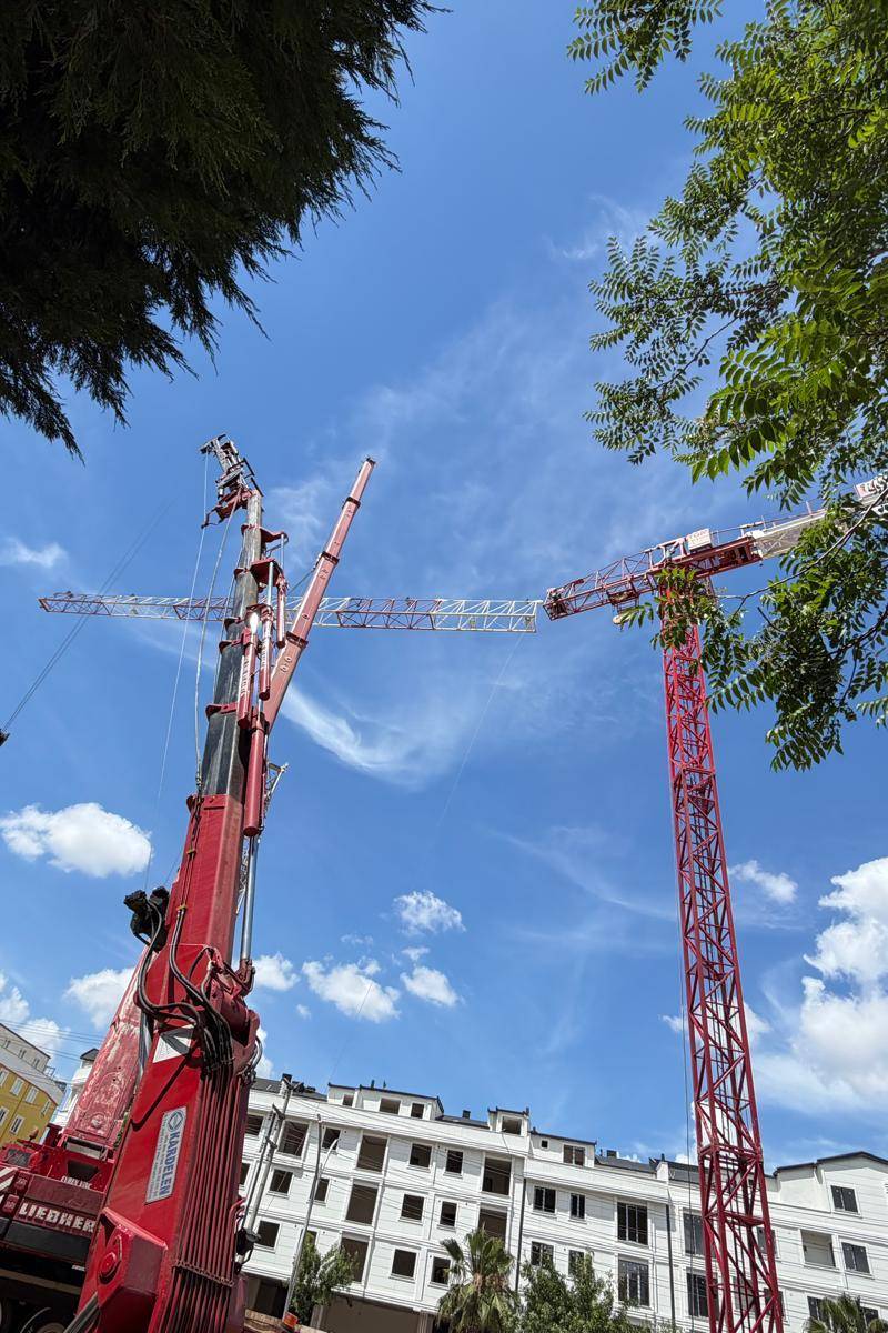 Şehir merkezinde çalışan iki kule vinç