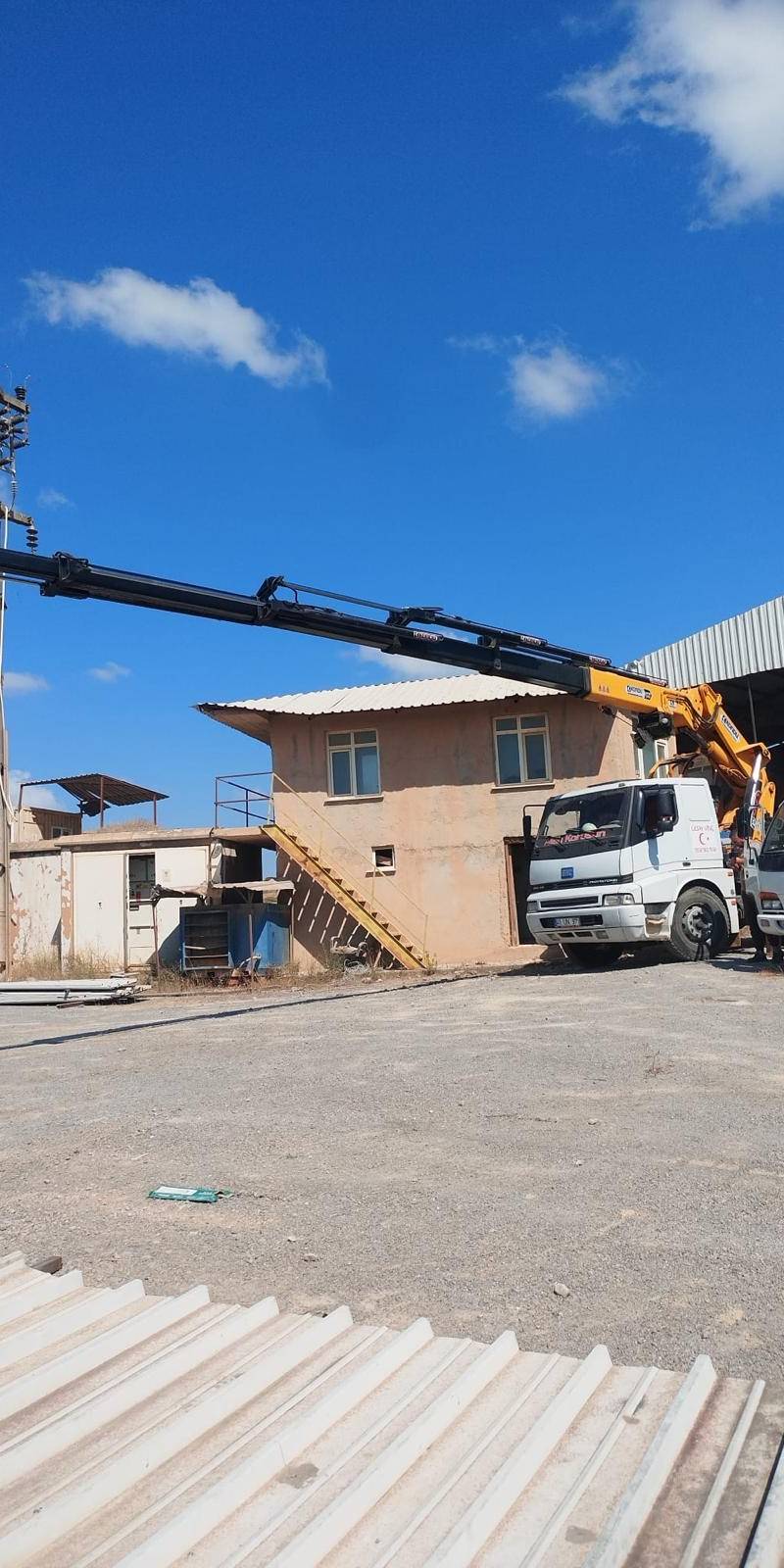 Vinçli kamyonla bina çatısına malzeme taşıma