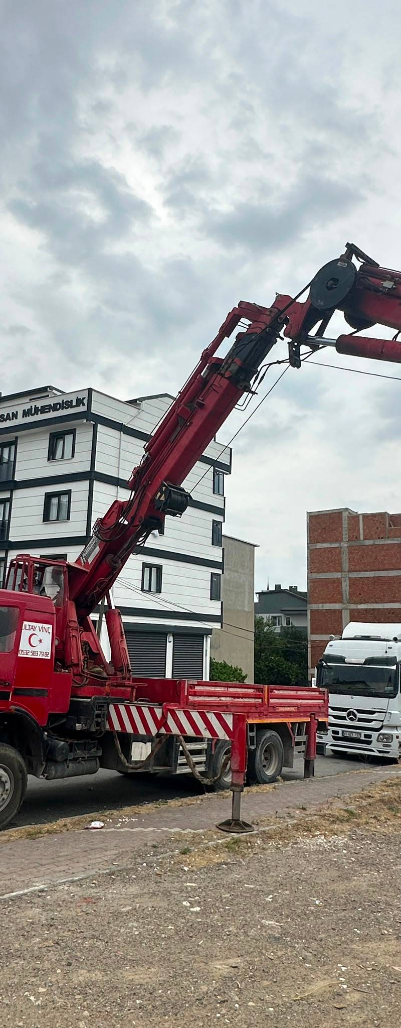 Ültay Vinç filosundan bir araç sahaya giderken