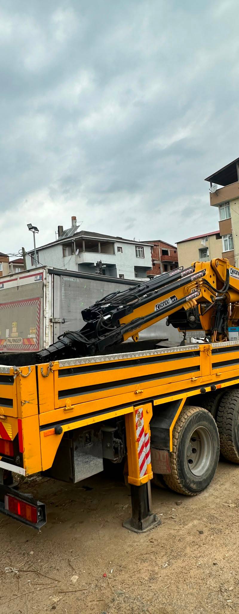 Hazır bekleyen kaldırma ekipmanı ve güvenlik şeritleri